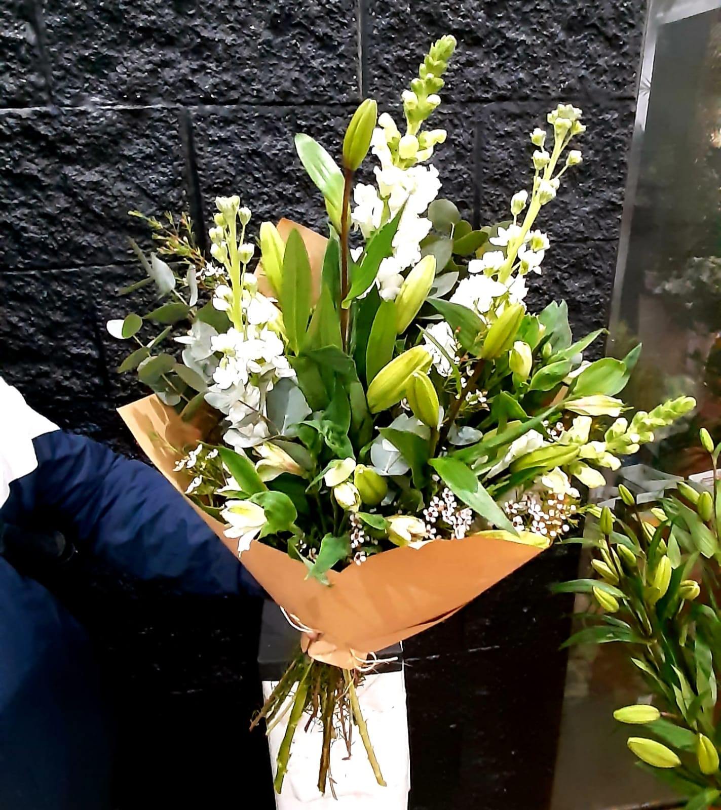 Envio y venta de flores ,rosas, plantas,arreglos florales ,regalos y desayunos a domicilio con delivery gratis en la Ciudad Autonoma de Buenos Aires y con costo de env�o en localidades del Gran Buenos Aires asi como delivery de flores y plantas a trav�s de florerias asociadas en todas las provincias de la Argentina, Buenos Aires, la Pampa, Tucuman, La Rioja, R�o Negro, Entre Rios, Corrientes, Misiones, Neuquen, Chubut, Tierra del Fuego, Santa Cruz, San Luis, Mendoza, Cordoba, Jujuy, Formosa, Santiago del Estero, Salta, Chaco, Catamarca ,San Juan, y ademas realizamos el delivery de flores ,coronas,palmas , plantas y regalos a todas las ciudades de Argentina, Mar del Plata, C�rdoba, Buenos Aires, con cargo en Santa Rosa, La Plata, Bella Vista, Neuquen, Pilar, Paran�, Posadas, Resistencia, Cipolleti y mas de 300 ciudades y localidades en todo el territorio de nuestro pa�s, asi como tambien tenemos la posibilidad de enviar flores a casi todo el mundo en cuestion de horas